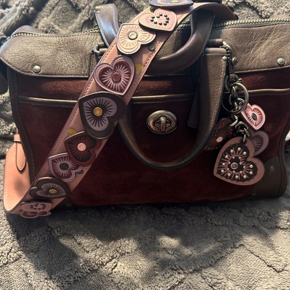Coach Rhyder Satchel with dusty rose heart applique novelty strap and charm - Picture 3 of 11